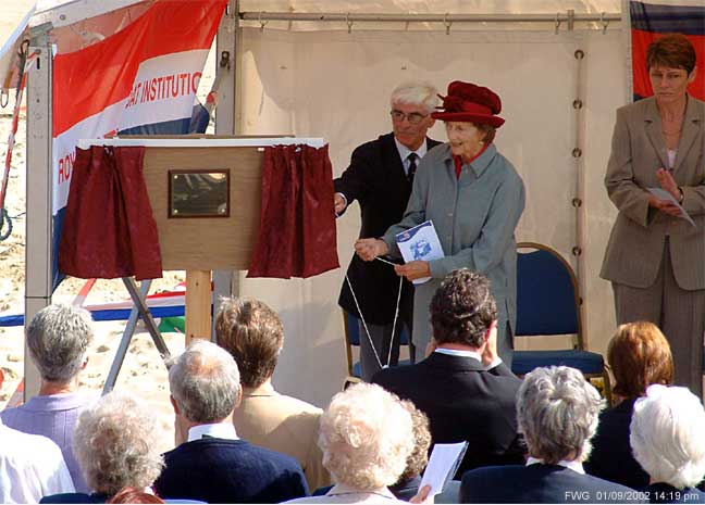Elizabeth Dowager, Duchess of Northumberland unveils the memorial to the crew of the Richard Silver Oliver 63 years on.
Cullercoats. Six lifeboat crew drowned in 1939